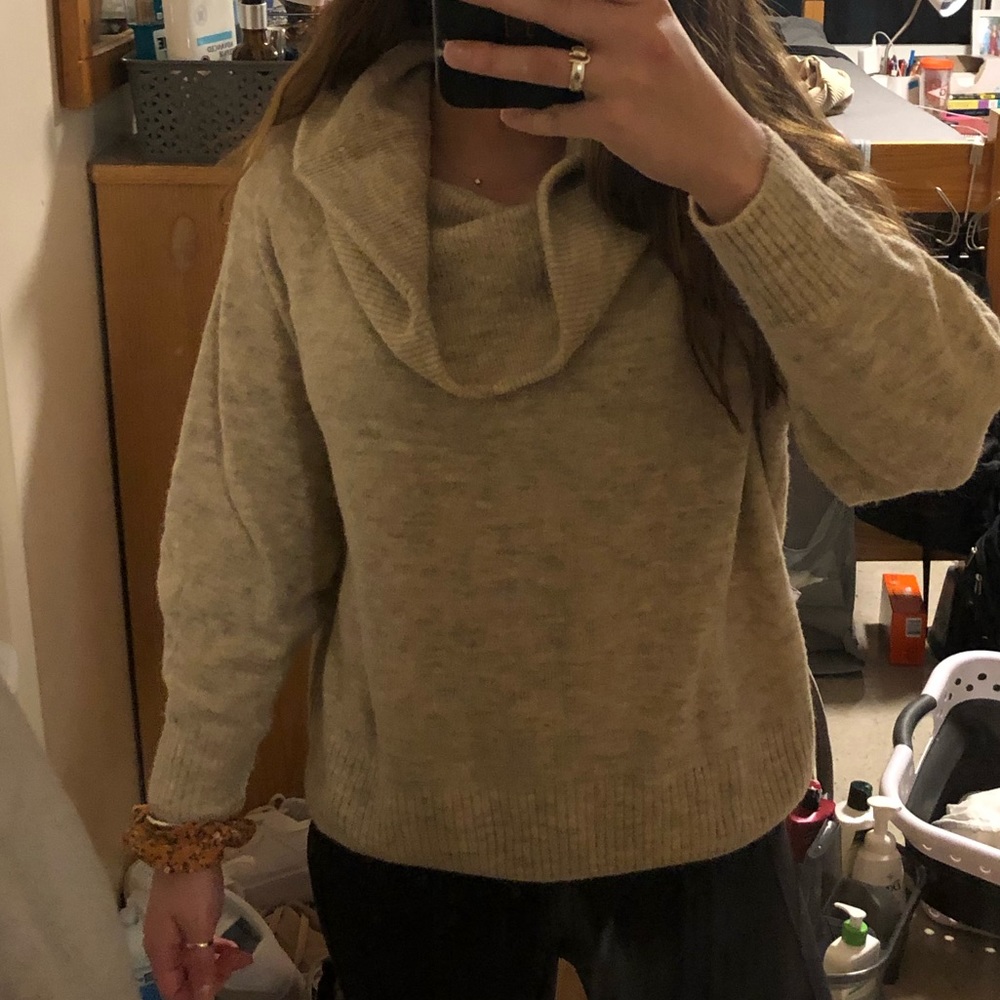 H & M SWEATER